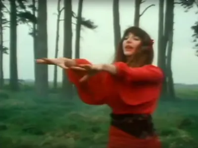 Kate Bush v videu Wuthering Heights