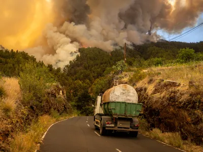 15 July 2023, Spain, La Palms: A tanker truck wade as smoke billows from a forest fire in La Palma. Photo: Europa Press/EUROPA PRESS/dpa