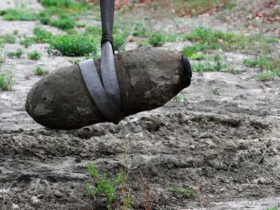 FILE PHOTO: A World War Two bomb is seen being removed a few days after being discovered in the dried-up river Po which suffered from the worst drought in 70 years, in Borgo Virgilio, Italy on August 7, 2022. REUTERS / Flavio lo Scalzo/File Photo