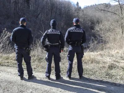 ﻿- schengen - policija, nadzor obmejnega območja - 26.03.2019 - Jelšane - ilegalne migracije beguncev – ilegalni prehodi državne meje – begunska pot – migranti – begunci FOTO: Jaka GasarOPOMBA – REPORTAŽA ZA OBJEKTIV 2019