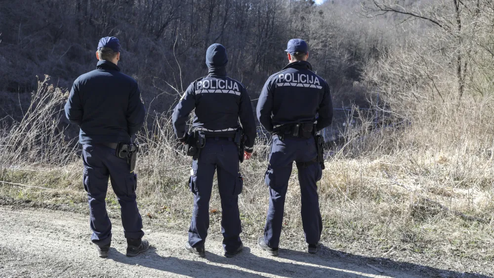 ﻿- schengen - policija, nadzor obmejnega območja - 26.03.2019 - Jelšane - ilegalne migracije beguncev – ilegalni prehodi državne meje – begunska pot – migranti – begunci FOTO: Jaka GasarOPOMBA – REPORTAŽA ZA OBJEKTIV 2019