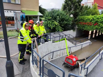 Zaradi zalitega podvoza in podzemnega dela poslovnega objekta so v Velenju aktivirali tudi regijsko enoto civilne zaščite za prečrpavanje vode.