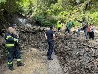 V Crni na Koroskem.<br>Minister za obrambo Marjan Sarec si v Crni na Koroskem ogleduje posledice petkovega neurja, ki je sprozilo plazove in povzrocilo hudourniske poplave.<br>Po potrebi bodo aktivirali gasilske enote iz drugih delov Slovenije.