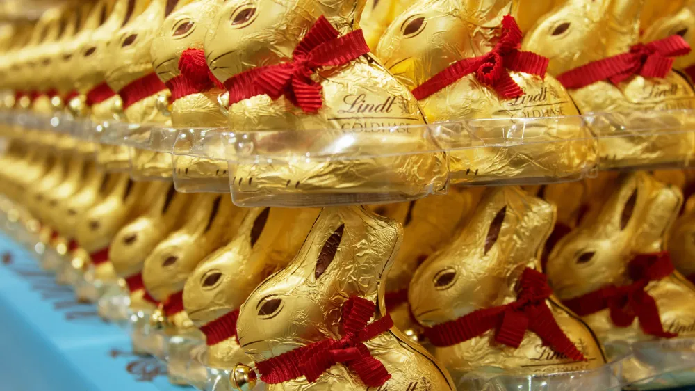 FILED - 09 March 2016, Bavaria, Munich: Lindt gold bunnies can be seen in a store. The Swiss chocolate manufacturer Lindt & Sprüngli turned over more than 2 billion Swiss francs in the first half of the year, a feat it has never achieved before. Photo: Amelie Sachs/dpa