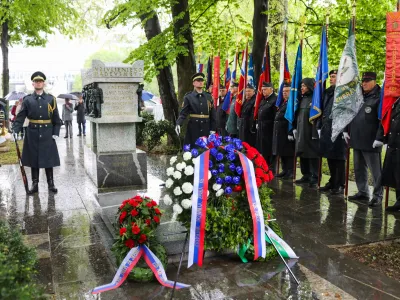 - Častna četa slovenske vojske, praporščaki.27.04.2022. Ljubljana, Trg Narodnih herojev. Polaganje vencev pri grobnivi narodnih herojev ob Dnevu boja proti okupatorju.//FOTO: Bojan Velikonja