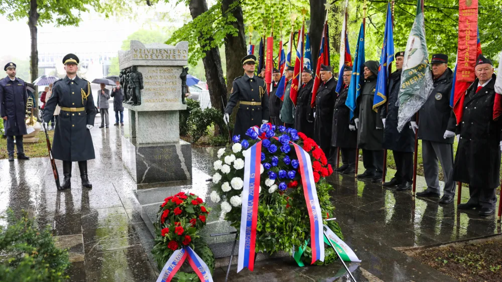 - Častna četa slovenske vojske, praporščaki.27.04.2022. Ljubljana, Trg Narodnih herojev. Polaganje vencev pri grobnivi narodnih herojev ob Dnevu boja proti okupatorju.//FOTO: Bojan Velikonja