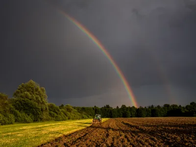 simboličana fotografija, kmetijstvo, obdelava zamlje, oranje, traktor.- 11.06.2021 - Mavrica nad ljubljanskim barjem //FOTO: Bojan Velikonja