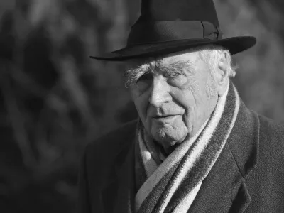 FILED - 19 December 2016, Baden-Wuerttemberg, Birnau Am Bodensee: German writer Martin Walser poses for a picture in Birnau on Lake Constance. Walser died on Friday at the age of 96, the publishing company Rowohlt Verlag announced in the evening, following several media reports. Photo: picture alliance / Felix Kästle/dpa