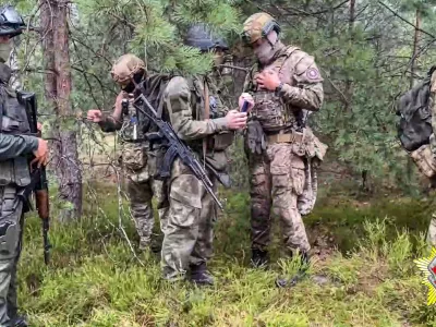 In this photo taken from video released by Belarus' Defense Ministry on Thursday, July 20, 2023, Belarusian soldier of the Special Operations Forces (SOF) and a mercenary fighter from Wagner private military company attend the weeklong maneuvers that will be conducted at a firing range near the border city of Brest, Belarus. Mercenaries from Russia's military company Wagner have launched joint drills with the Belarusian military near the border with Poland following their relocation to Belarus after their short-lived rebellion. (Belarus' Defense Ministry via AP)