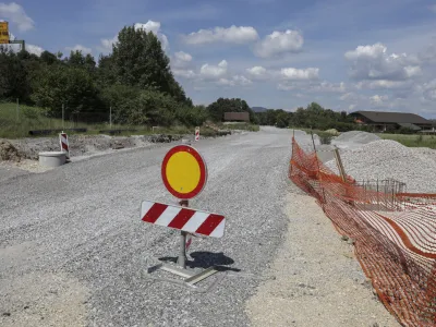 V prihodnjih dneh bodo začeli asfaltirati južno vrhniško obvoznico. Če bo šlo vse po načrtih, bo končana do sredine meseca. 