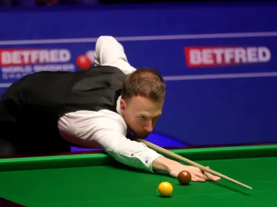 Judd Trump je pri 32 letih daleč najmlajši polfinalist SP v snukerju. Foto: DPA