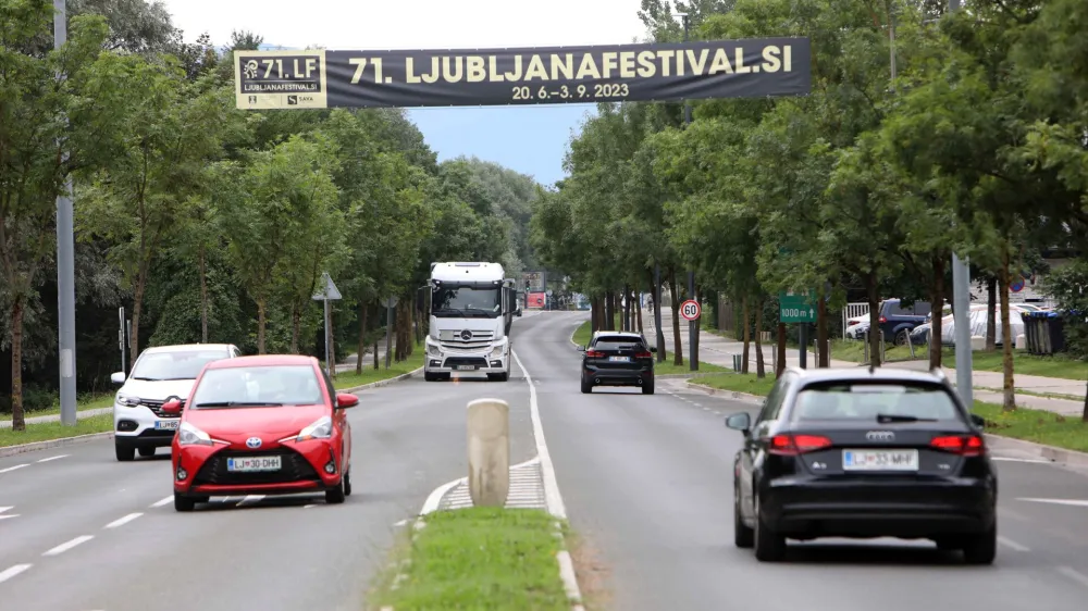 S širitvijo Barjanske ceste ljubljanska občina napoveduje zaris rumenih pasov za mestne avtobuse ter širše površine za kolesarje in pešce. Toda te pridobitve bodo, kot kaže, šle tudi na rovaš poseka dreves.