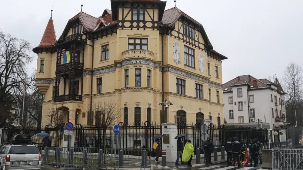 ﻿- Ameriška in Ruska ambasada v Ljubljani <br><br><br><br>- 25.02.2022 - Veleposlaništvo Združenih držav Amerike (ZDA) v Sloveniji, Prešernova cesta 31 v Ljubljani, <br><br><br>//FOTO: Jaka Gasarr