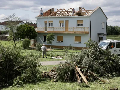 Tornado je po poročanju štaba Civilne zaščite Ilirska Bistrica v zgolj nekaj minutah huje poškodoval ostrešja petih stanovanjskih hiš, škodo pa so utrpeli tudi bližnje fasade in strešniki.