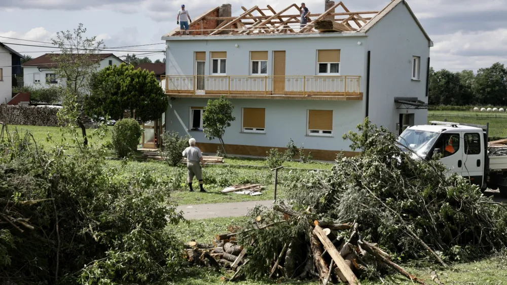 Tornado je po poročanju štaba Civilne zaščite Ilirska Bistrica v zgolj nekaj minutah huje poškodoval ostrešja petih stanovanjskih hiš, škodo pa so utrpeli tudi bližnje fasade in strešniki.