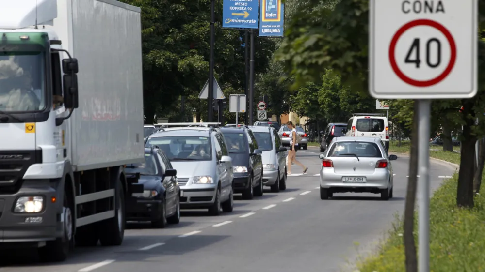 Omejitve hitrosti so postavljene z namenom. Ne zaradi kazni, temveč da bi udeleženci v prometu varno prišli na cilj. 