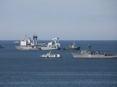 ﻿Russian Navy ships block the entrance to the Crimean port of Sevastopol March 5, 2014. REUTERS/Baz Ratner (UKRAINE - Tags: POLITICS MILITARY)