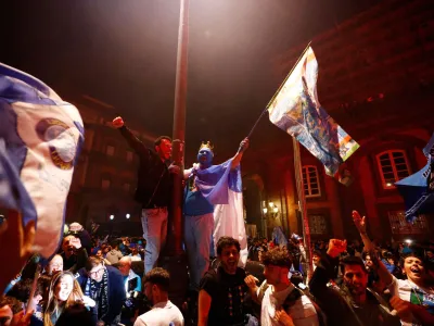 FILE PHOTO: Soccer Football - Serie A - Napoli fans celebrate winning Serie A - Naples, Italy - May 5, 2023 Napoli fans celebrate winning Serie A REUTERS/Guglielmo Mangiapane/File Photo