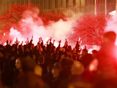 Navijači Bad Blue Boys so pred zagrebškim hotelom po razpustitvi skupščine, na kateri Zdravko Mamić ni dobil zadostne podpore, prižigali bakle in rajali dolgo v noč. 