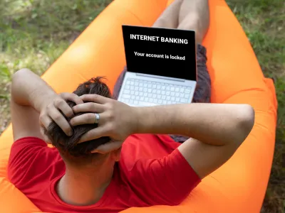 W8T0D2 Online scam concept, internet banking error. Your accaunt is locked on laptop screen. <br>alarmed man clutching his head<br><br>spletne prevare