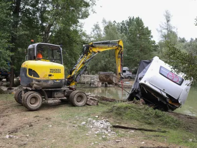 Odpravljanje posledic poplav v kampu Menina v Rečici ob Savinji. 