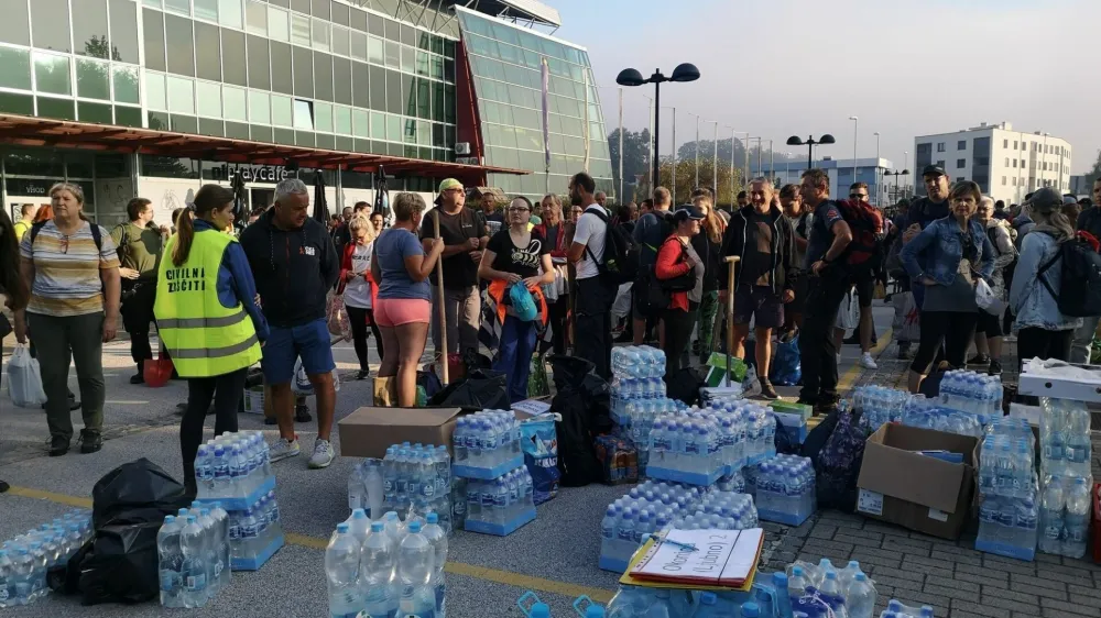 Celjani so se množično odzvali na dan solidarnosti in se odpeljali na pomoč najbolj prizadetim v poplavah.