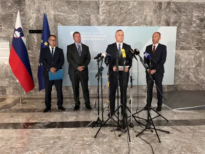 Minister za okolje podnebje in energijo Bojan Kumer, generalni direktor podjetja ECE Sebastijan Roudi, predsednik uprave skupine Gen- I Maks Helbl in Jože Semolič, član uprave Petrola napovedujejo simbolično ceno za dobavljeno elektriko za poplavljence do konca leta. 