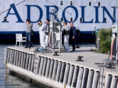 29.04.2022., Zadar - Policijski ocevic u luci Gazenica nakon pucnjave i pregovaranja s napadacem koji se u jutarnjim satima predao i uhicen je. Photo: Dino Stanin/PIXSELL