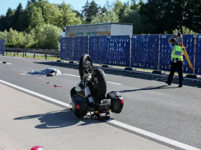 Dars ograja - 09.06.2017 - Gorenjska avtocesta - prometna nesreča pri počivaliču Povodje proti Ljubljani v kateri sta bila udeleena osebno vozilo in motorist, ki je na kraju nesreče umrl..   //FOTO: Luka Cjuha