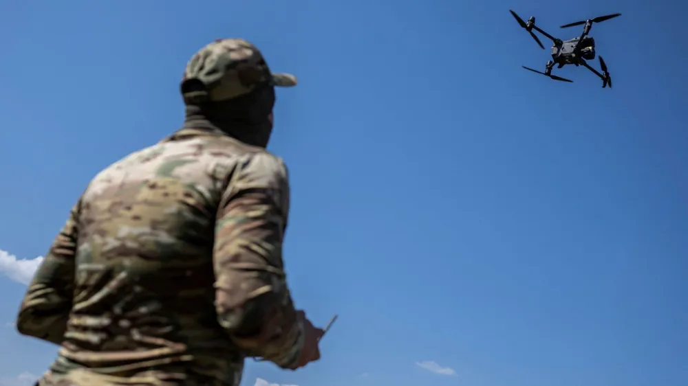 A Ukrainian serviceman operates a drone during a training, amid Russia's attack on Ukraine, in Zaporizhzhia region, Ukraine August 17, 2023. REUTERS/Viacheslav Ratynskyi