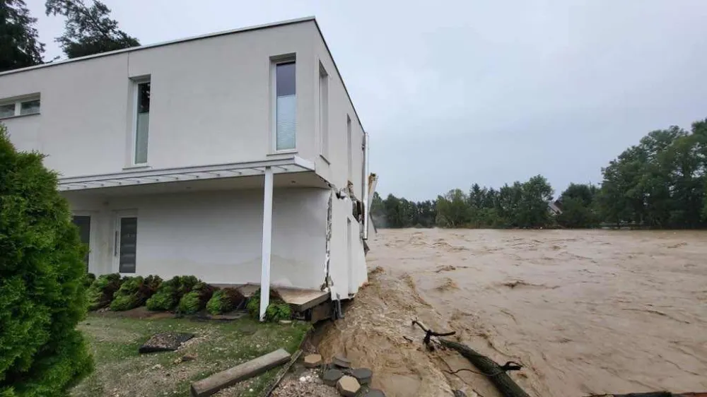 To je le ena od hiš, ki je bila v Letuški gmajni od Savinje oddaljena le 30 metrov in jo je podivjana reka takole spodjedla. Foto občina<br><br>