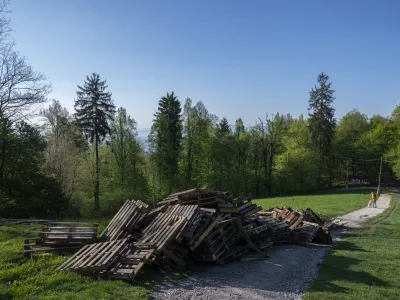 29.04.2022 - Postavljanje kresa na Rožniku. //FOTO:Nik Erik Neubauer