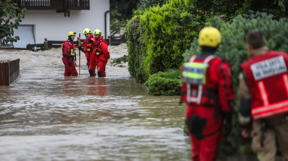 - Poplavljeno naselje Sorška cesta v Škofja Loki..- 04.08.2023. Močno deževje in hude ujme so zajele vso Slovenijo in povzročile hude poplave, plazove in zastoje v prometu..//FOTO: Bojan Velikonja