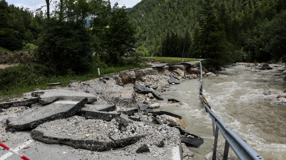 - uničena cesta med Solčavo in Lučami.Solčava - Savinjska dolina- Logarska dolina - odpravljanje posledic poplav – sanacija škode -  - 08.08.2023 – najhujša naravna ujma v zgodovini Slovenije - prizadeti dve tretjini države - ujma - poplave – zemeljski plazovi – //FOTO: Bojan Velikonja