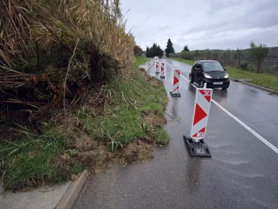 ﻿Izola, 11.12.2017deževje, plaz je zasul en pas ceste bolnišnica - Ruda