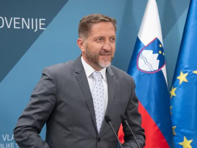 Ljubljana, vlada.<br>Novinarska konferenca po seji vlade s predstavitvijo predloga rebalansa drzavnega proracuna za letosnje leto in javnozdravstvenega stanja na poplavljenih obmocjih.<br>Minister za finance Klemen Bostjancic.