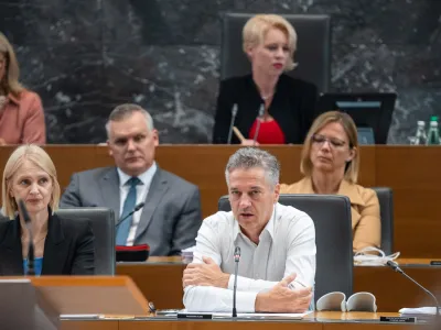 Premier Robert Golob je danes dejal, da bo v prihodnjih tednih pripravljen predlog zakona o obnovi, ki bo predvidel, da se v prihodnjih letih za sanacijo po poplavah nameni od 6,7 do sedem milijard evrov.