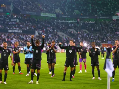 Soccer Football - Bundesliga - Borussia Moenchengladbach v Bayern Munich - Borussia-Park, Moenchengladbach, Germany - September 2, 2023 Bayern Munich players applaud fans after the match REUTERS/Thilo Schmuelgen DFL REGULATIONS PROHIBIT ANY USE OF PHOTOGRAPHS AS IMAGE SEQUENCES AND/OR QUASI-VIDEO.