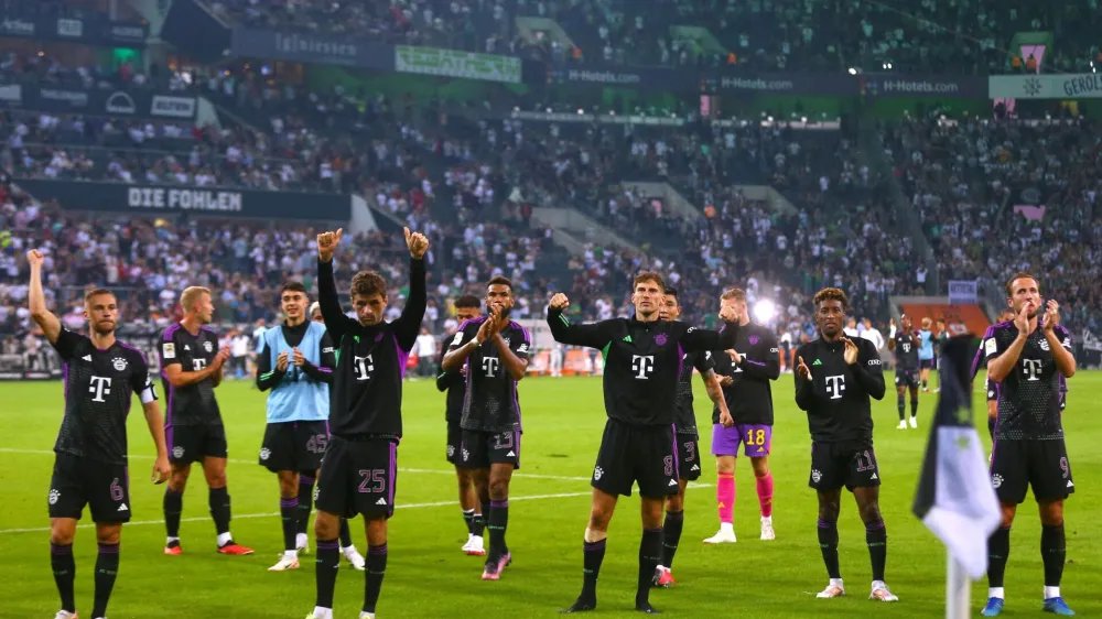 Soccer Football - Bundesliga - Borussia Moenchengladbach v Bayern Munich - Borussia-Park, Moenchengladbach, Germany - September 2, 2023 Bayern Munich players applaud fans after the match REUTERS/Thilo Schmuelgen DFL REGULATIONS PROHIBIT ANY USE OF PHOTOGRAPHS AS IMAGE SEQUENCES AND/OR QUASI-VIDEO.