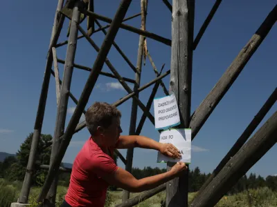 Opozorilo o nevarnosti lesene konstrukcije, s katere so pred tremi leti v globino popadali najstniki, je dan po nesreči pritrdila domačinka.