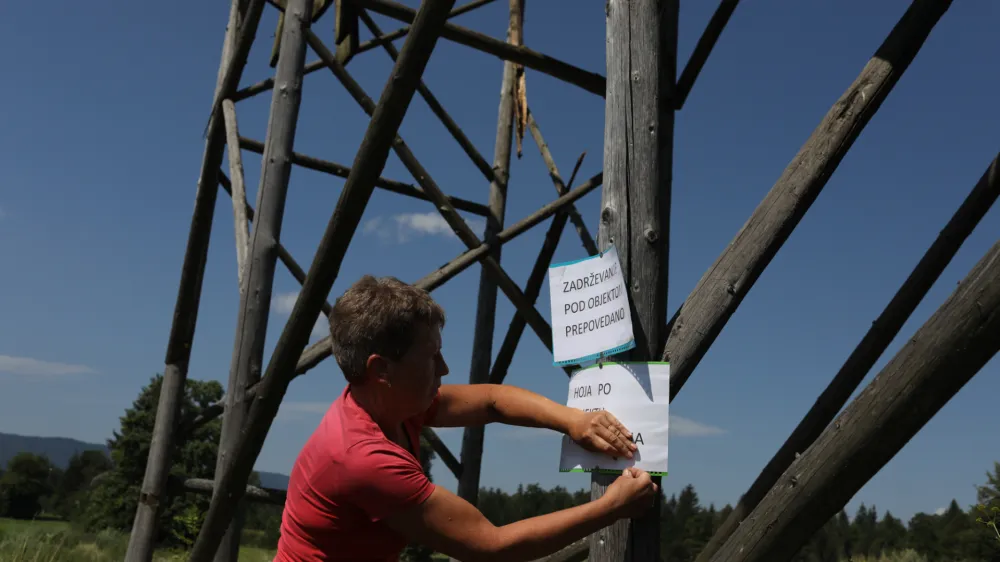 Opozorilo o nevarnosti lesene konstrukcije, s katere so pred tremi leti v globino popadali najstniki, je dan po nesreči pritrdila domačinka.