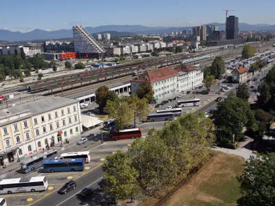 Železniška in avtobusna postaja Ljubljana - Trg Osvobodilne fronte (OF) - Masarykova cesta//FOTO: Tomaž Skale