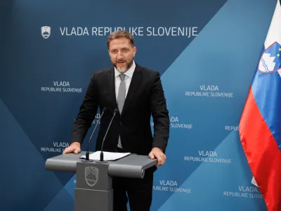 Minister Klemen Boštjančič je v torek napovedal začasno obdavčitev bank, dodal pa je, da »banke ne morejo biti edine, ki bodo nosile svoj delež pri tej obnovi«.