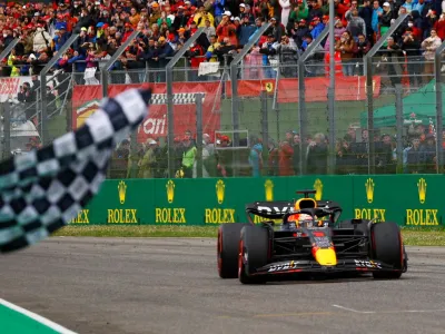 Formula One F1 - Emilia Romagna Grand Prix - Autodromo Enzo e Dino Ferrari, Imola, Italy - April 24, 2022 Red Bull's Max Verstappen crosses the line to win the Emilia Romagna Grand Prix REUTERS/Guglielmo Mangiapane/Pool   TPX IMAGES OF THE DAY