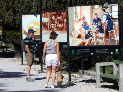 Vizualna fotografska pripoved na 80 panojih razgrinja življenje Ivana Tavčarja in njegovo ljubo Poljansko dolino. 