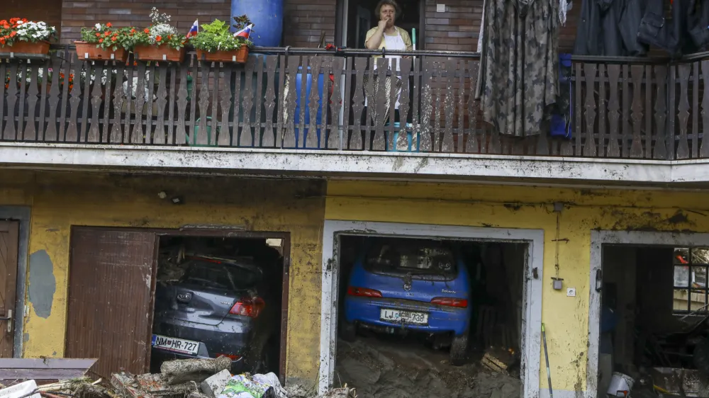 Ne glede na to, da so avgustovske poplave največjo škodo povzročile v Savinjski dolini in na Koroškem, je vlada prvo tehnično pisarno za pomoč pri obnovi ustanovila v Ljubljani. Področnih regijskih pisarn še vsaj mesec dni ne bo.