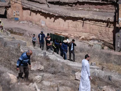 10 September 2023, Morocco, Al Haouz: Neighbors and relatives carry an earthquake casualty to the cemetery, after the powerful earthquake that struck Morocco, killed at least 2,012 people and injured 2,059 others, according to the latest official figures. Photo: Fernando Sánchez/EUROPA PRESS/dpa