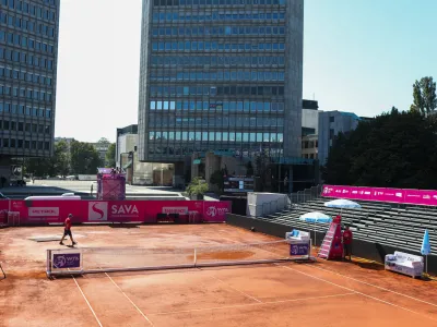 - Prazno igrišče na Trgu Republike kjer so odpovedali tekme do nadaljnega zaradi neustreznosti terena.- 11.09.2023. - WTA125 Zavarovalnica Sava Ljubljana 2023, teniški turnir v Ljubljani.//Foto: Bojan Velikonja