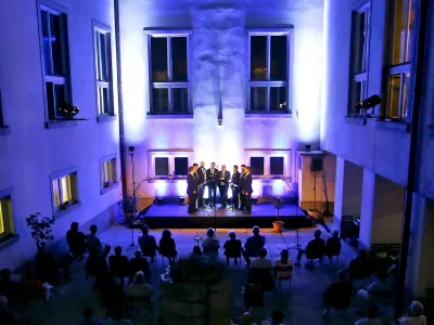 V vokalnem ciklu Plečnik in a-cappella je eno od prizorišč tudi atrij NUK. Na drugem koncertu 27. septembra bo nastopil Mešani pevski zbor Obala Koper, ki ga vodi Andrej Makor. Foto: Borut Živulovič