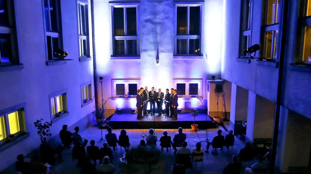 V vokalnem ciklu Plečnik in a-cappella je eno od prizorišč tudi atrij NUK. Na drugem koncertu 27. septembra bo nastopil Mešani pevski zbor Obala Koper, ki ga vodi Andrej Makor. Foto: Borut Živulovič